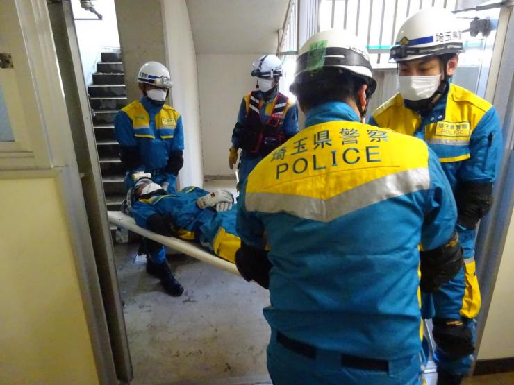 負傷者の救出搬送訓練