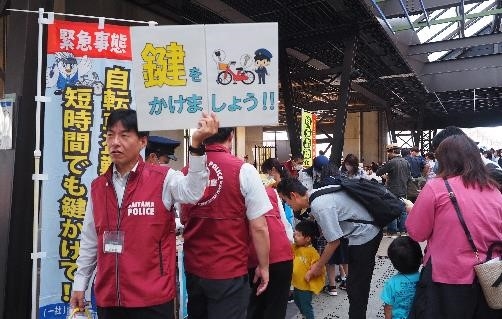警察車両展の様子-啓発ブース