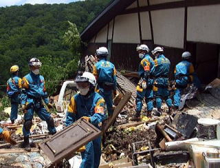 岩手宮城内陸地震の被害現場の活動状況写真