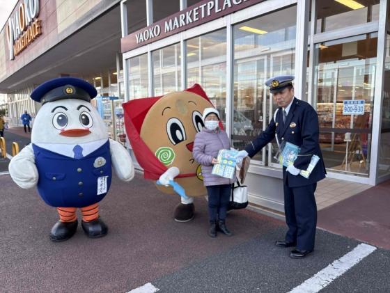 行田署長による啓発品配布