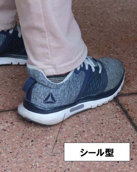 反射材シール型を靴に張り付け