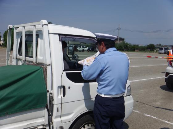 署長自ら梨を配布