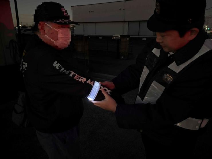 LED付き反射リストバンド着用状況