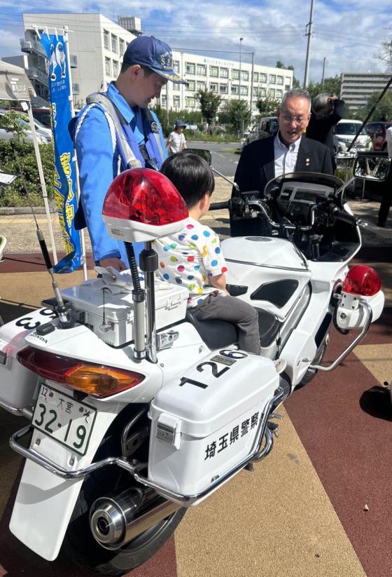 白バイと