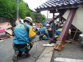 新潟県中越沖地震の被害現場での活動状況写真